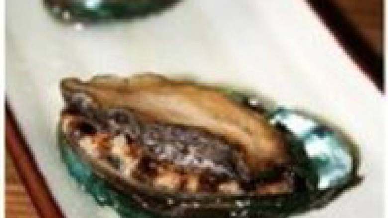 蒜蓉蒸鲍鱼,完整的<a style='color:red;display:inline-block;' href='/shicai/ 203'>鲍鱼</a>;(我放在冰箱里冷藏了一夜,忘记泡在水里,第二天已经死了,还好,处理活的更不敢下手了。)