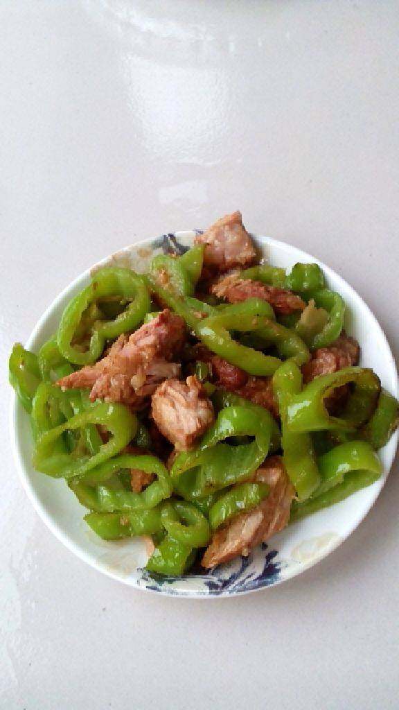 尖椒炒肉,<a style='color:red;display:inline-block;' href='/shicai/ 8778'>尖椒</a>切片，油热时葱花炝锅，放<a style='color:red;display:inline-block;' href='/shicai/ 8778'>尖椒</a>进去，快速翻炒，撒盐少许，炒均匀。