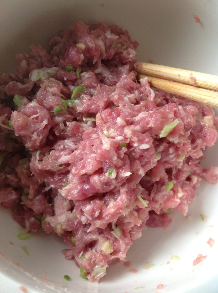 小混沌,将肉剁成馅，加入葱姜末适量料酒，盐拌匀。腌制入味。