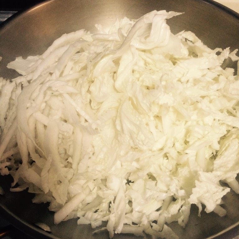 三鲜烂糊面,如图起油锅至6分热下白菜煸炒,加入适量盐和糖继续煸炒至软;