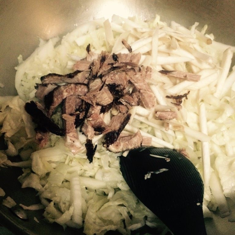 三鲜烂糊面,如图下杏鲍菇丝和走油肉丝翻炒;