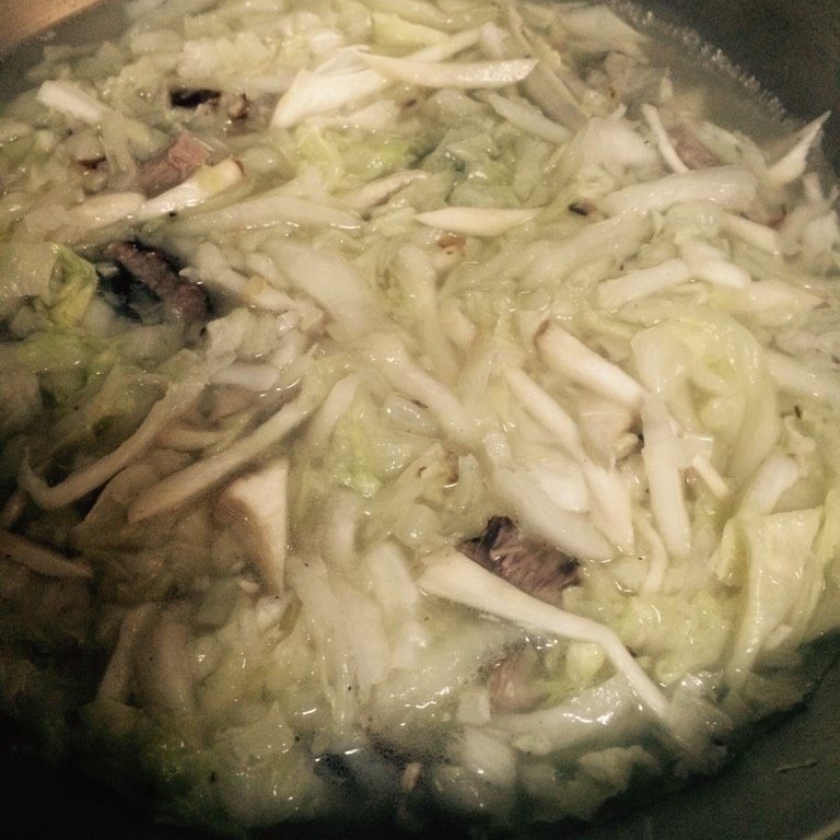 三鲜烂糊面,如图加入适量水或者高汤,大火煮开后转小火焖煮10分钟左右。与此同时,另用一个锅烧开水后煮面条;