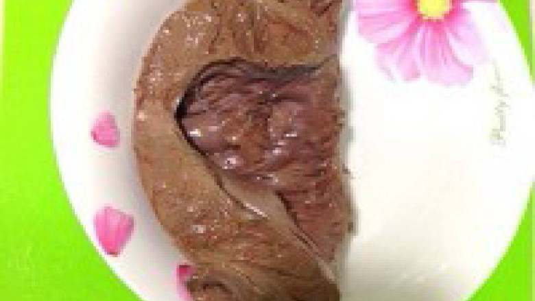 红油猪心,.锅内烧水,水开后放猪心下去煮几分钟,捞起猪心,水倒掉,锅洗干净。