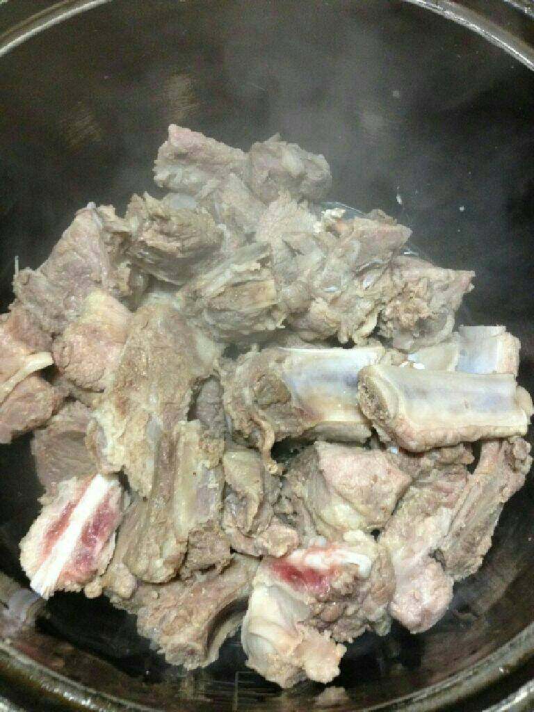 〈咸〉腊八粥,排骨准备好(咸排骨是用盐腌制了几天,)冷水下锅,捞下水出锅洗干净后备用