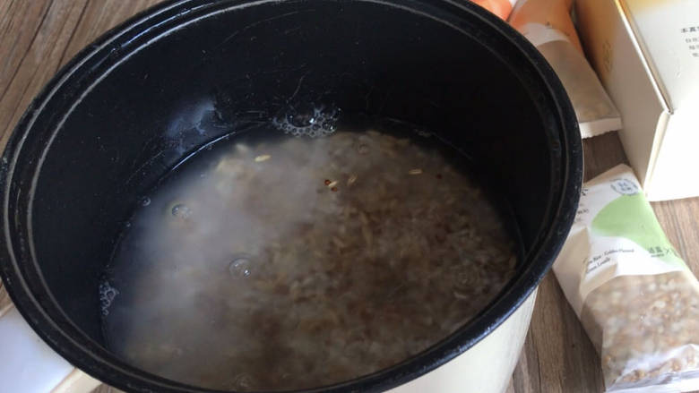 轻拌杂粮饭,再洗净沥水,放入电饭锅内,加入适量清水煮成干饭