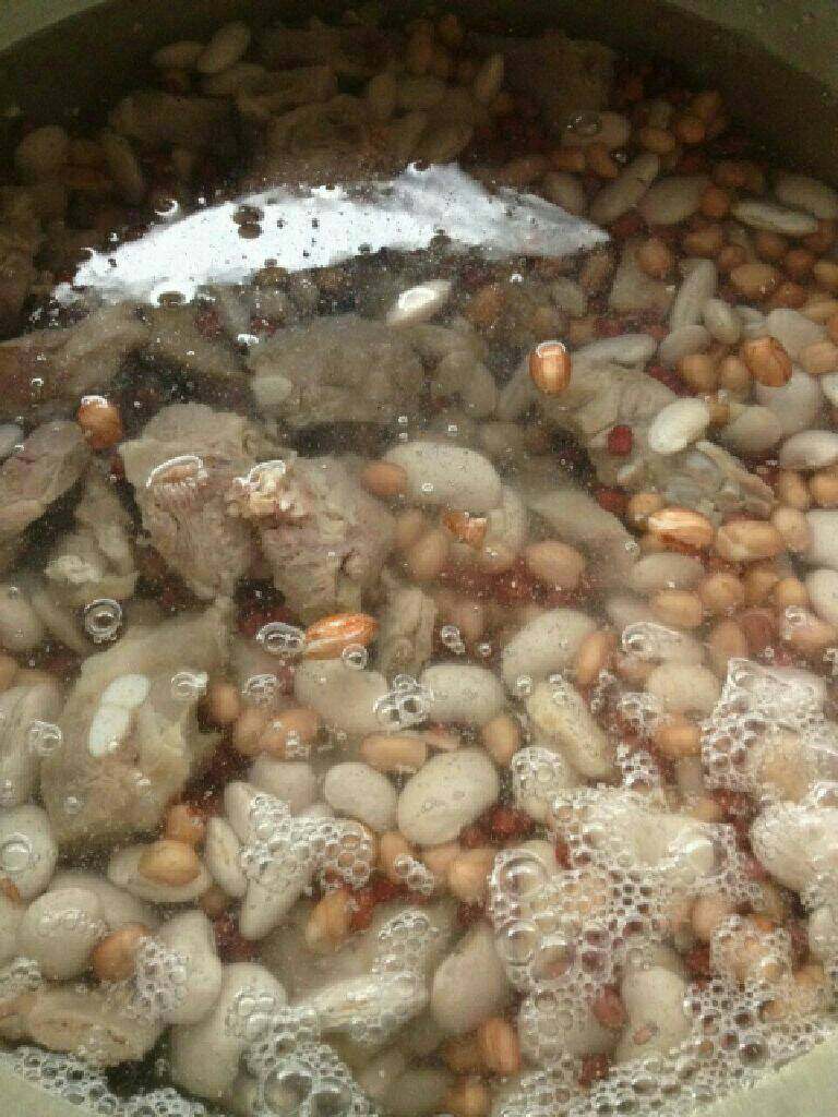 〈咸〉腊八粥,把排骨跟提前泡好的豆豆放入锅里,加入清水煮开
