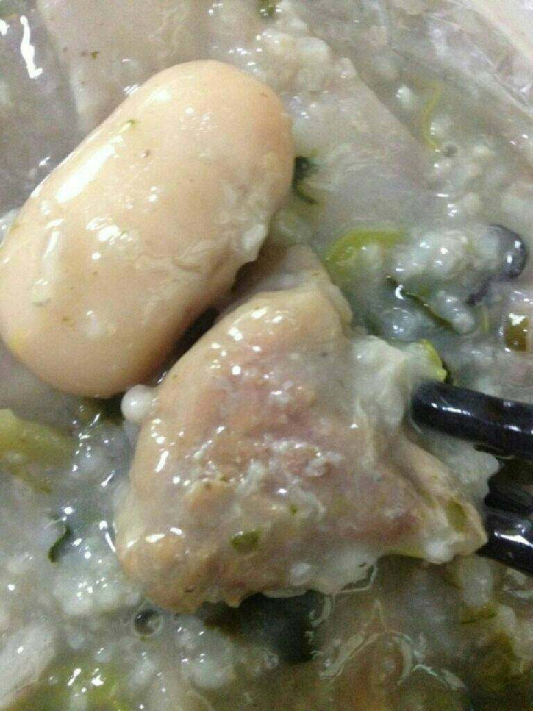 〈咸〉腊八粥,骨头腊八粥已经好了,出锅前放入少量的盐即可