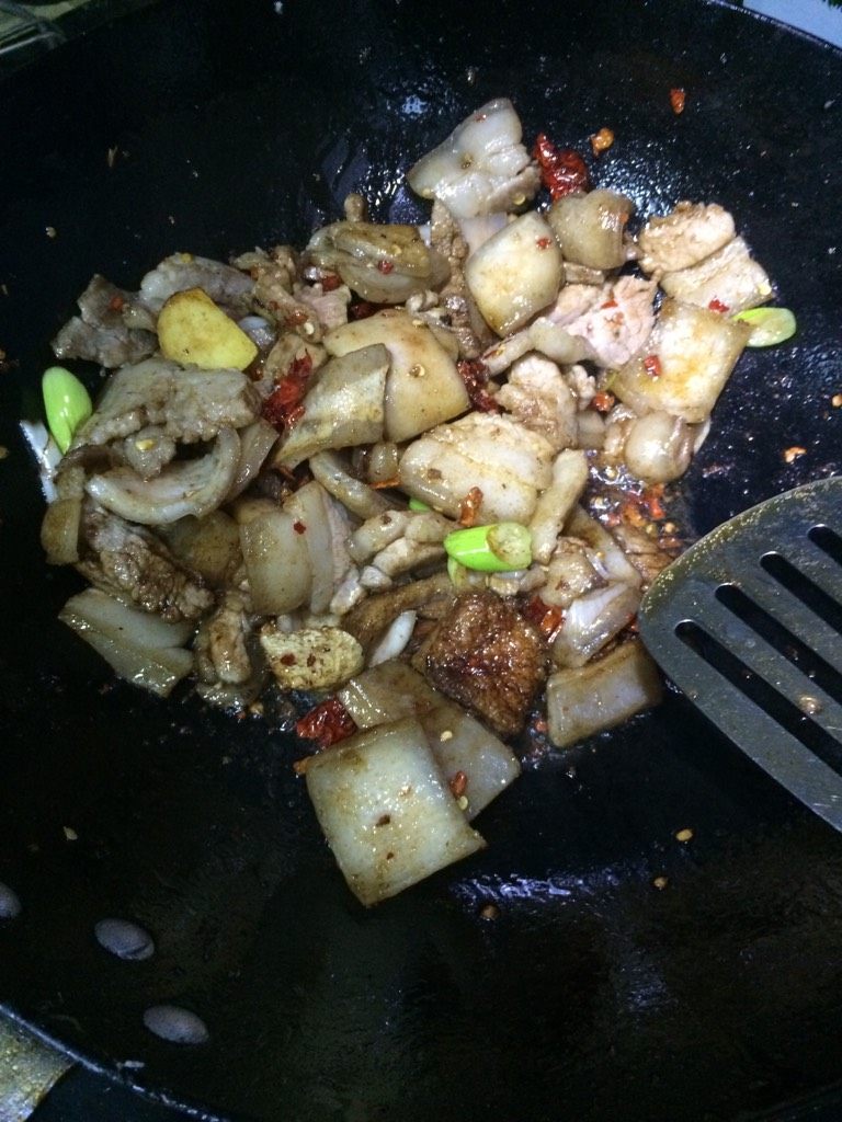 锅贴猪肉白菜炖粉条,如图待五花肉中油脂炒出,下葱姜辣椒,八角一个,花椒一小嘬翻炒