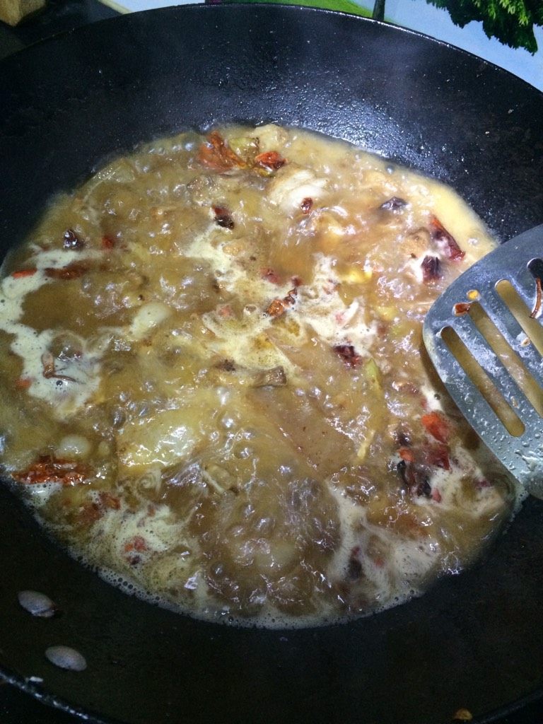 锅贴猪肉白菜炖粉条,如图待炒出香味后加入一大碗开水,加盐调味