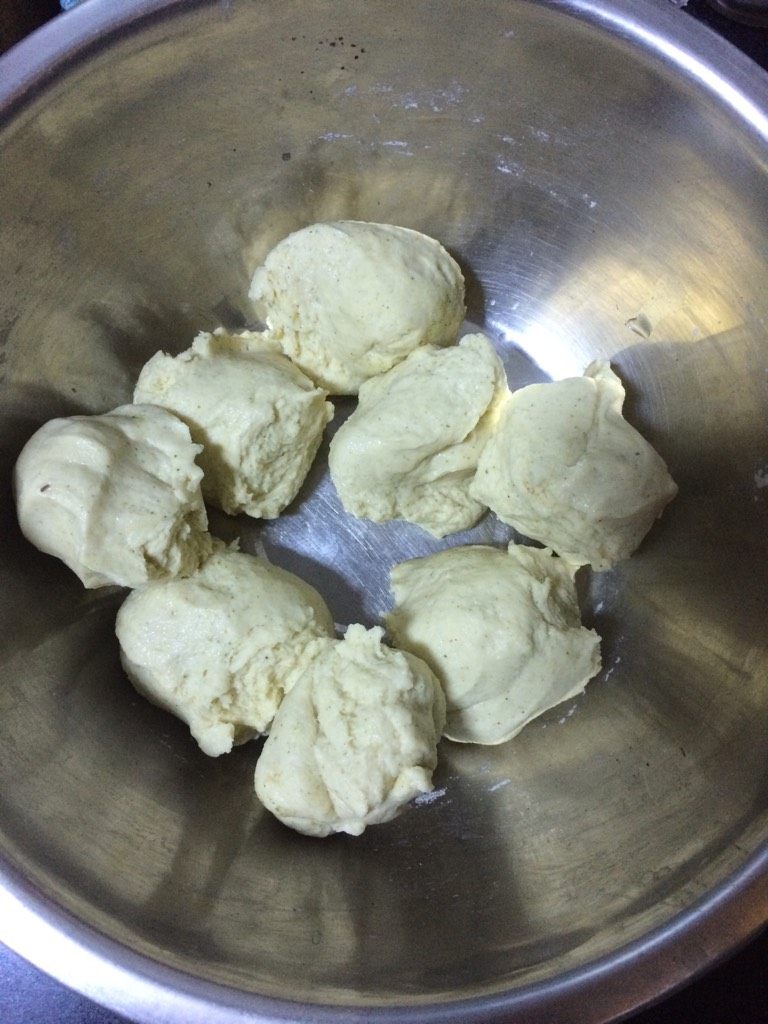 锅贴猪肉白菜炖粉条,如图将醒好的面团,揪成大小均匀的面剂