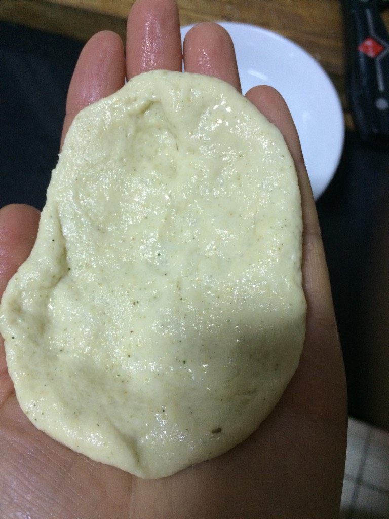 锅贴猪肉白菜炖粉条,如图手上沾水,将面剂均匀的拉成厚薄均匀的薄饼