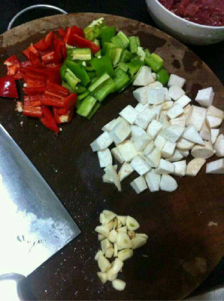 杏鲍菇炒牛肉,<a style='color:red;display:inline-block;' href='/shicai/ 216'>牛肉</a>切丁，加入盐、料酒、生粉、黑糊椒粉、酱油腌制十多分钟， <a style='color:red;display:inline-block;' href='/shicai/ 238'>杏鲍菇</a>切丁，青红椒去籽切丁，蒜切粒备用， 坐锅烧热，倒入稍多点油，倒入<a style='color:red;display:inline-block;' href='/shicai/ 216'>牛肉</a>翻炒， 炒到<a style='color:red;display:inline-block;' href='/shicai/ 216'>牛肉</a>表面焦黄盛入碗中， 看锅中油够不，不够再倒点，倒入<a style='color:red;display:inline-block;' href='/shicai/ 238'>杏鲍菇</a>煸炒，把水份炒出，（我切小了，炒干水份更小了