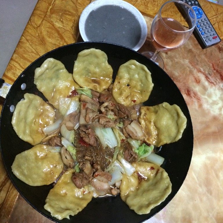 锅贴猪肉白菜炖粉条,如图时间到了,汤汁浓稠加少许鸡粉调味即可拌匀食用