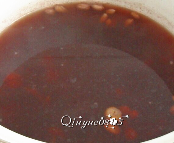 腊八粥,等水开时放一点点冷水,再开,再放一点点冷水。然后放入<a style='color:red;display:inline-block;' href='/shicai/ 664'>花生</a>、莲籽、百合等