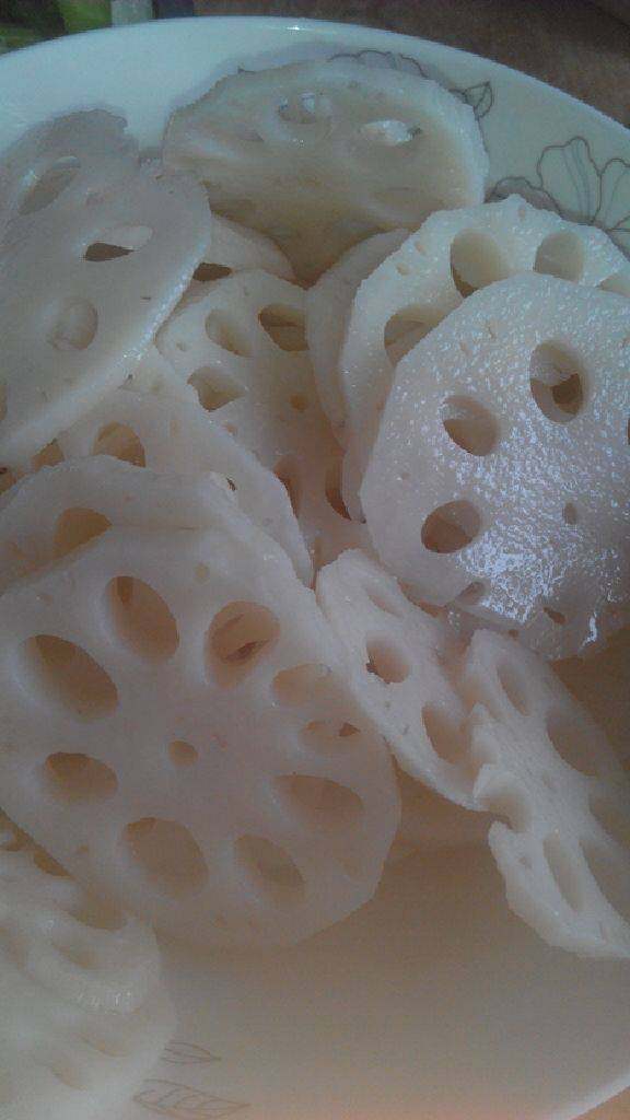 凉拌莲藕芹菜,<a style='color:red;display:inline-block;' href='/shicai/ 30'>莲藕</a>切片过开水后放入凉水拔凉