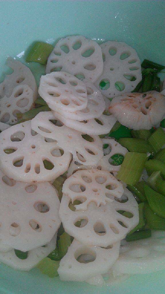 凉拌莲藕芹菜,放入适量盐，<a style='color:red;display:inline-block;' href='/shicai/ 10588'>糖</a>，<a style='color:red;display:inline-block;' href='/shicai/ 847'>香油</a>调匀