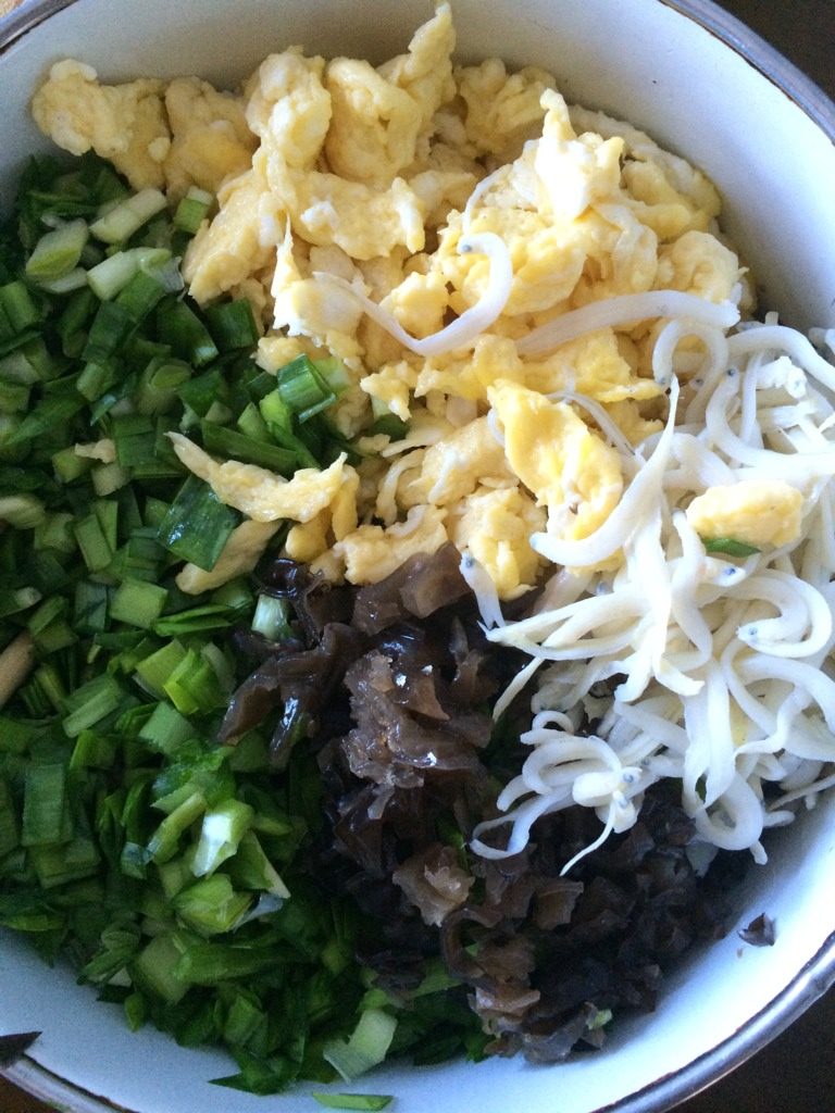 银鱼韭菜盒,鸡蛋炒好;木耳切碎;银鱼洗净;韭菜切末