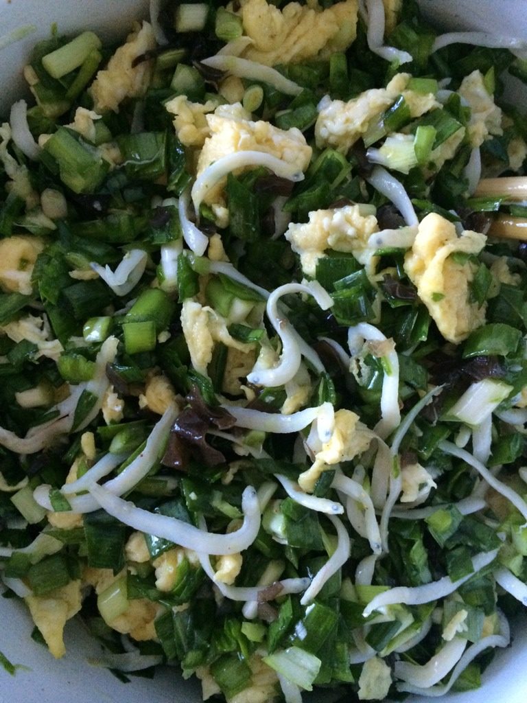 银鱼韭菜盒,加油,盐和胡椒等