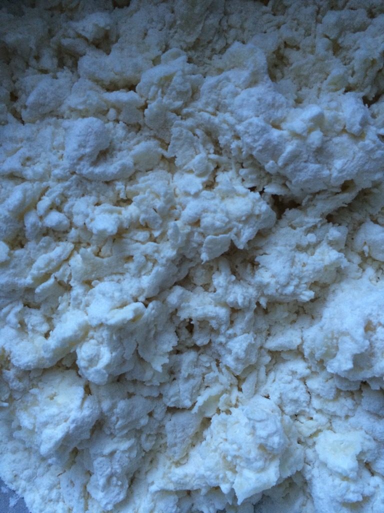 银鱼韭菜盒,烧开水,倒入面粉盆里,将一半的面烫一下。一边倒水,一边用筷子搅拌