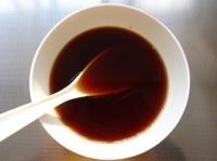糖醋脆皮豆腐,先调糖醋汁。
按水:醋:糖:味极鲜:料酒为5:4:3:2:1的比例,再加两勺番茄酱和匀。