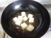 糖醋脆皮豆腐,锅里放足量的油,把豆腐小心的放进去炸。