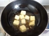 糖醋脆皮豆腐,炸至表皮变脆,颜色金黄即可。