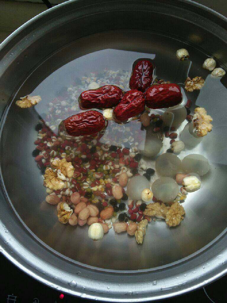 腊八粥,将豆子米一起清洗干净，放入锅中煮熟，大概一个半小时左右，根据个人口味放入冰糖。
