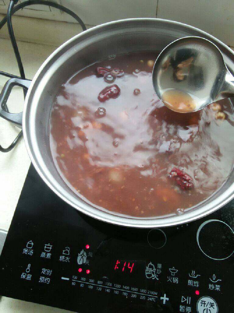 腊八粥,煮的差不多，进行搅拌，可看豆子熟没有。