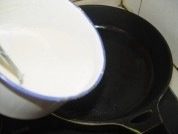 鸡蛋油条卷饼,材料准备好!
平底锅表面擦油,将面糊倒入锅内。