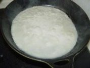 鸡蛋油条卷饼,转动锅子,使其成为圆形。