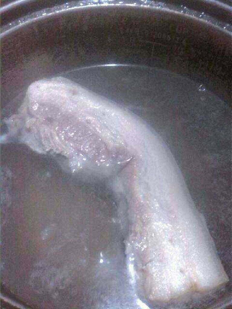 肥猪肉,放锅里煮7分熟