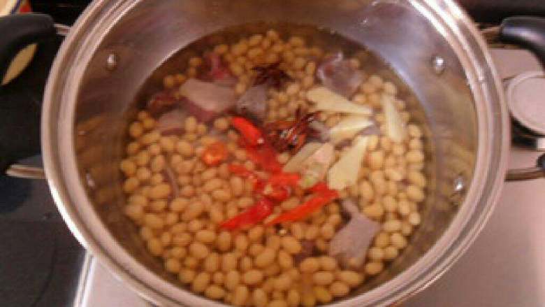 咸鸭腿炖黄豆,放入作料，加入适量水，大火烧开，小火炖40分钟；
