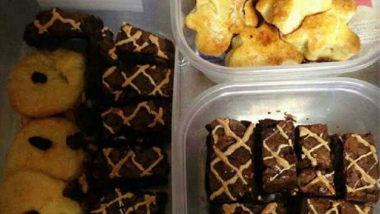 核桃巧克力布朗尼,切小块装起来,【我还做了其他小饼干呢】