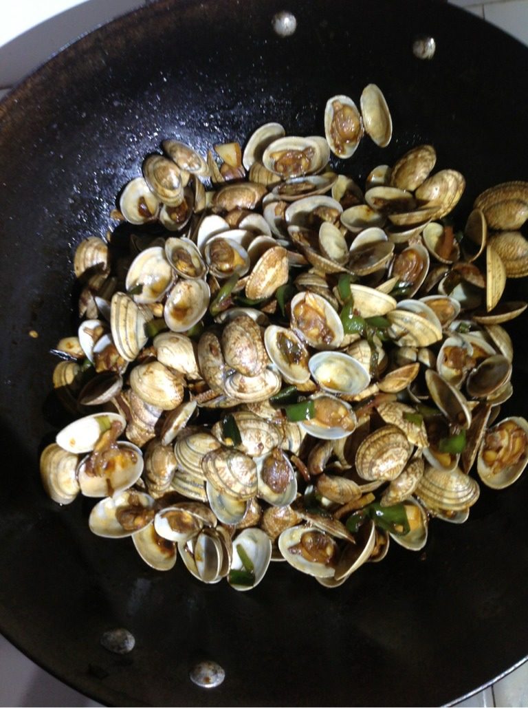 辣炒花蛤,锅中放油，葱姜辣椒先煸香，加入花蛤翻炒，炒至花蛤张口！