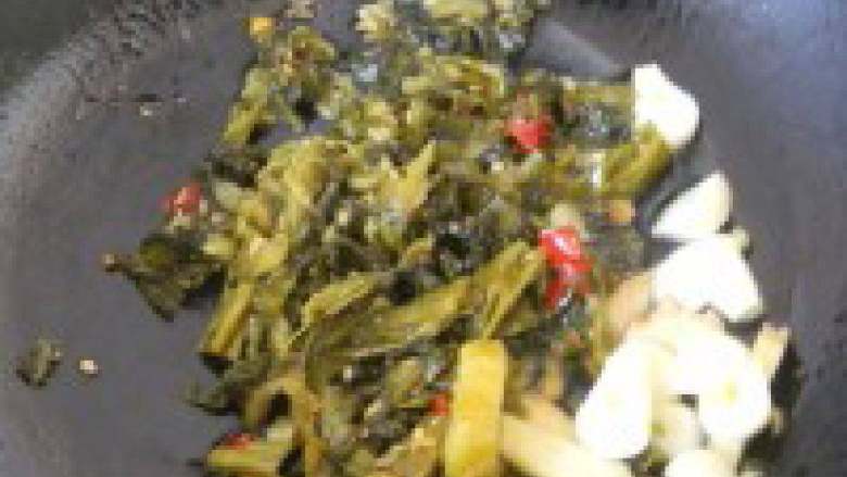 酸菜鱼,热锅入油爆香姜片、蒜片和酸菜，不断翻炒入味（酸菜如果太大可以事先切成小段）