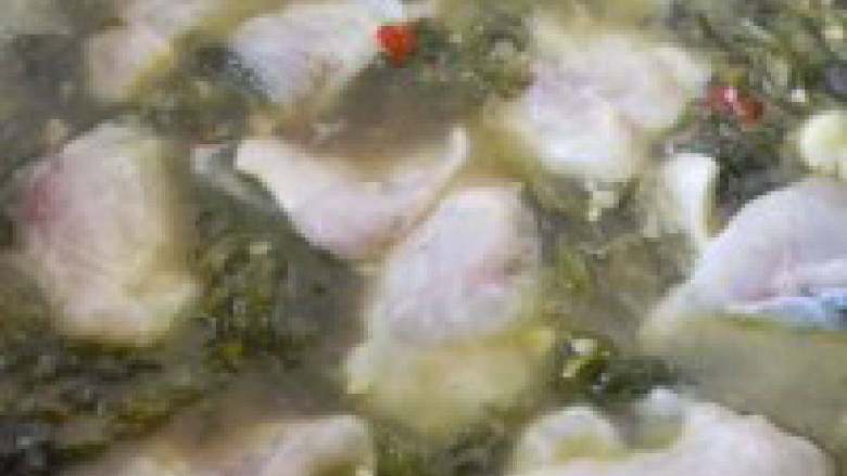 酸菜鱼,将腌制好的鱼片用筷子一一拨入酸菜汤中、等鱼片变白色，放点盐、<a style='color:red;display:inline-block;' href='/shicai/ 720'>胡椒粉</a>，最后撒入香菜末就马上盛出。