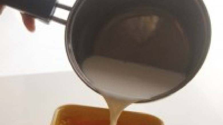 芒果布丁,一般牛奶250ml一盒子剩下的50ml加入剩下5g吉利丁小火煮融化后加入芒果泥,搅拌均匀