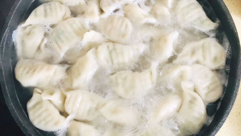 蛤蜊水饺,锅里加水烧开,下入水饺,开锅再煮三分钟就熟了