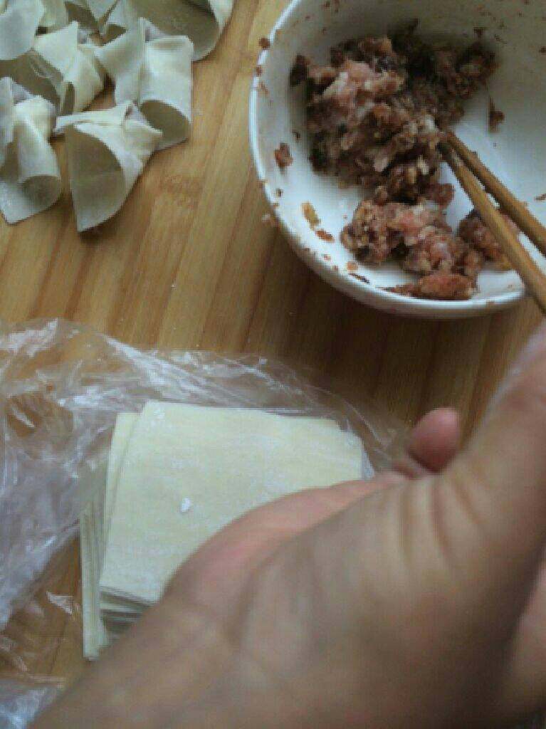 馄饨,猪肉洗干净剁肉馅