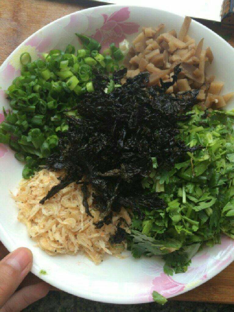 馄饨,把香菜,榨菜,葱花,虾皮。切好放入盘中备用