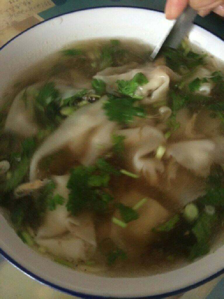馄饨,煮好后用汤汁倒入香菜葱花碗里放入调料加入馄饨