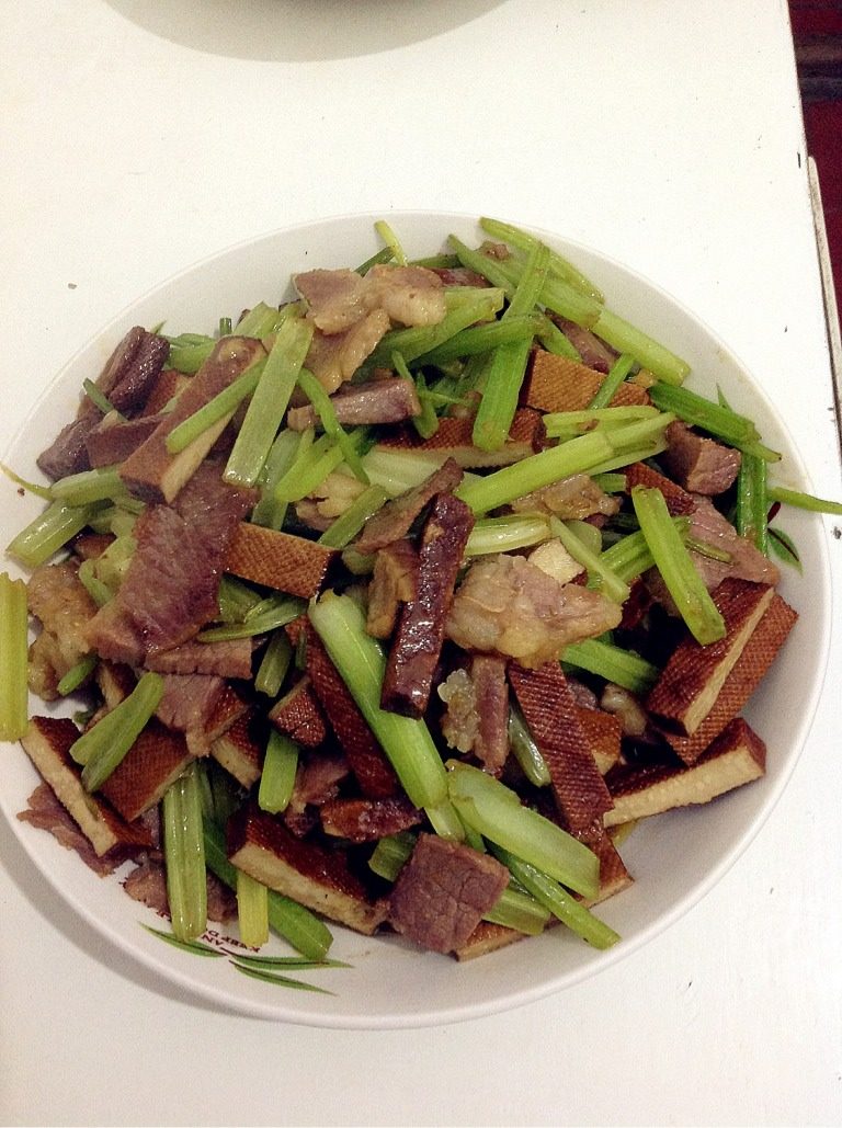 香芹炒熏干肉片