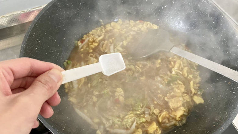 虾酱拌面➕虾酱鸡蛋白菜拌面,尝下味道,如果觉得淡,可以根据自己口味添加少许食盐,即可关火备用