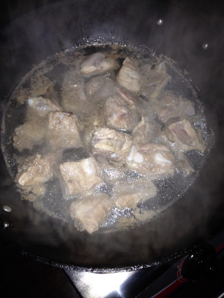 家庭版糖醋排骨,把肋排洗净,放入锅内焯水