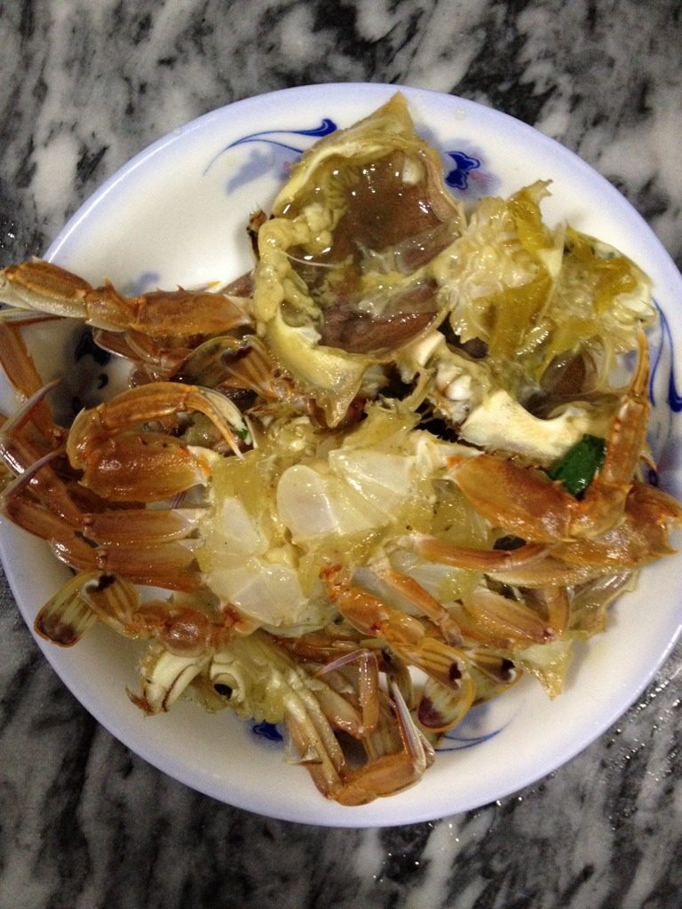 一夜腌制牛踏蟹,螃蟹洗净，<a style='color:red;display:inline-block;' href='/shicai/ 2794'>大蒜</a>用刀拍一下，<a style='color:red;display:inline-block;' href='/shicai/ 131'>香菜</a>洗净切段待用