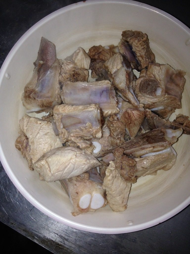 家庭版糖醋排骨,焯水后,用干净的水洗去排骨上的杂质