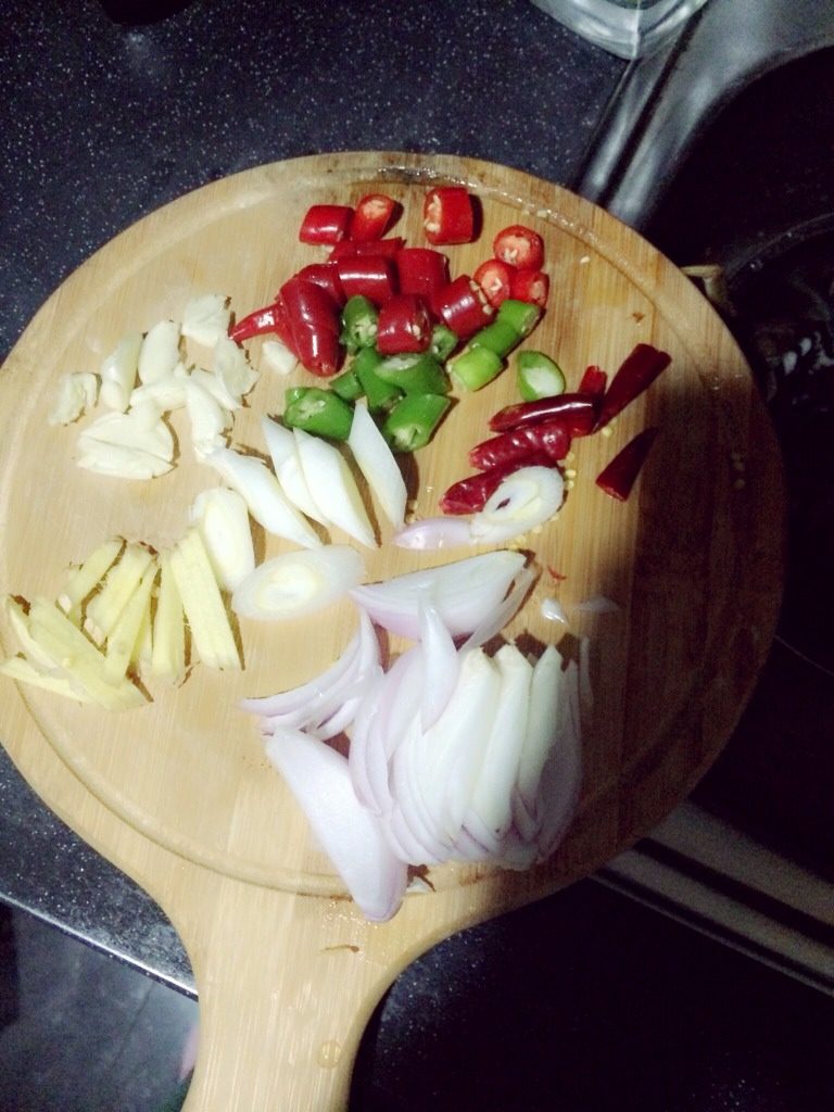 年糕大闸蟹,如图,材料切好