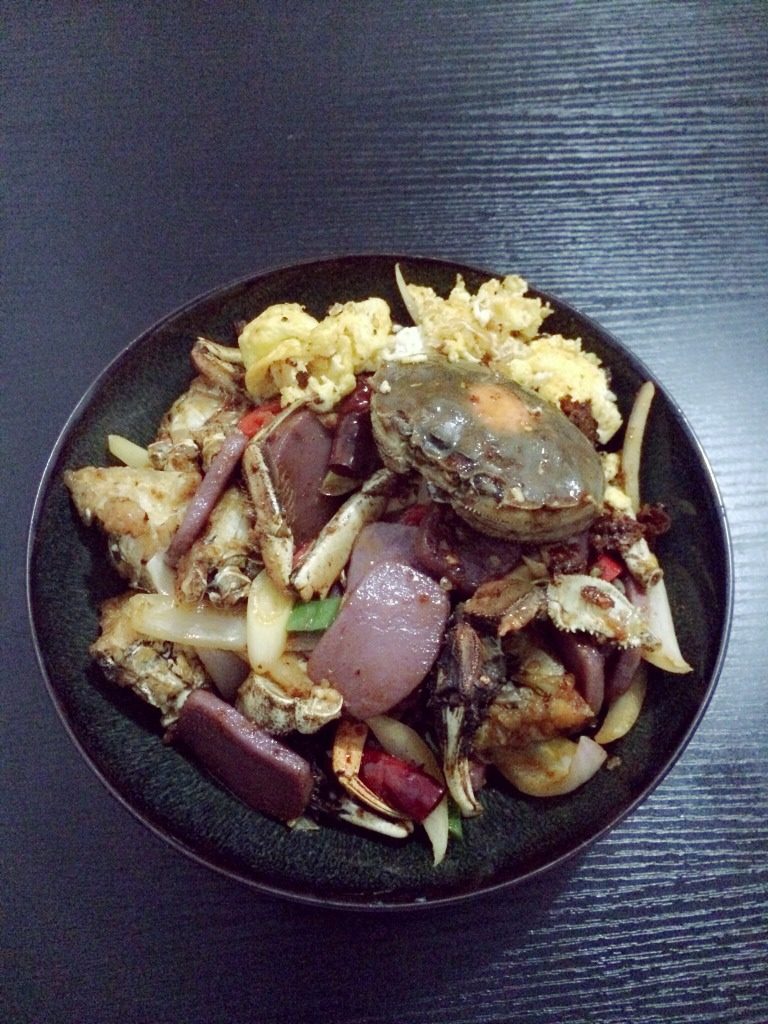 年糕大闸蟹,热油,大闸蟹露肉的部分沾鸡蛋裹淀粉下锅,微黄下如其他部位,翻炒,拨一边,下图一的材料,翻炒,再加年糕翻炒,少许酱油少许盐,倒点<a style='color:red;display:inline-block;' href='/shicai/ 4965'>红油</a>上色出锅