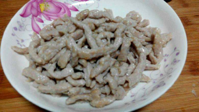 京酱肉丝,锅置火上少许油烧热,倒入腌好的肉丝,迅速划散,炒至肉丝变色盛出