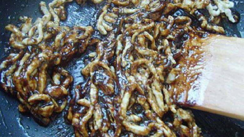 京酱肉丝,锅留底油,倒入甜面酱炒匀,炒匀后倒入炒好的肉丝翻炒。待所有肉丝均匀的沾上酱汁即可。